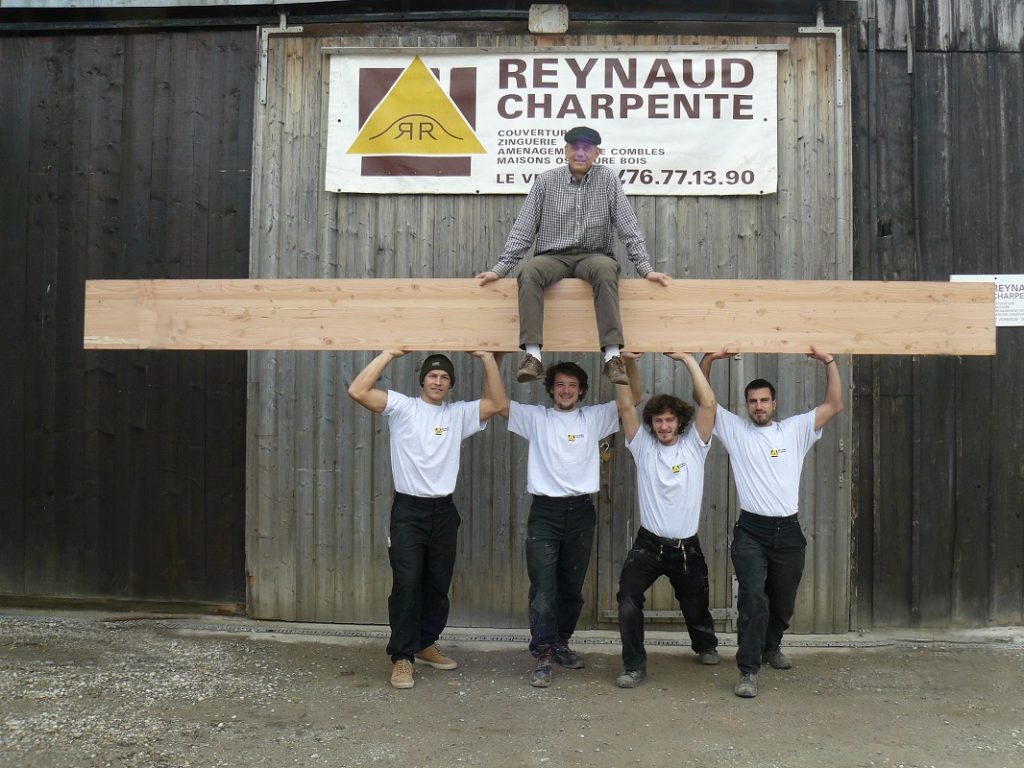 Une partie de l'équipe de charpentiers portant Jean-François Reynaud